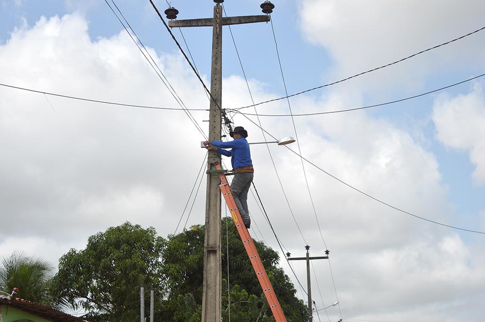 Prefeitura de Maracaçumé realiza manutenção do serviço de iluminação pública   